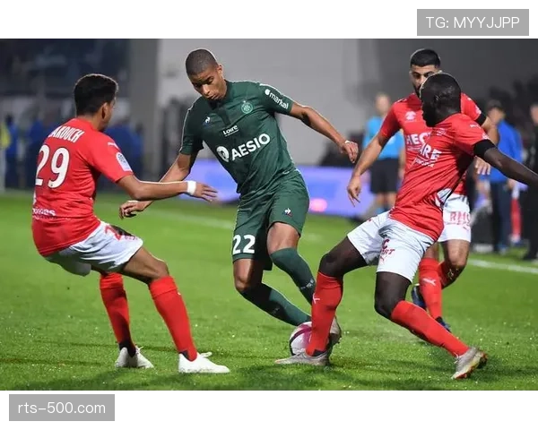 克莱蒙主场进行草皮整修,俱乐部表示将确保定位球主罚点区域平整 克莱蒙主场进行草皮整修,俱乐部表示将确保定位球主罚点区域平整